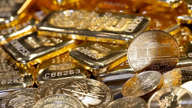 Vàng thế giới giảm hơn 3% về gần 4,900 USD, bạc lao dốc hơn 10%