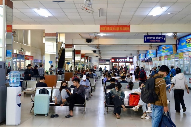 Người dân nên mua vé tại các quầy vé chính thống trong bến hoặc các ứng dụng uy tín. Ảnh minh hoạ: Như Ngọc