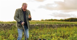 Triệu phú 65 tuổi lái Lamborghini đi cày ruộng khiến thế giới nhìn lại nghề nông