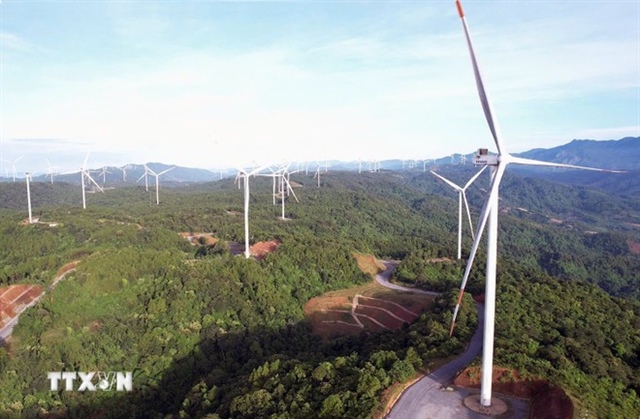 Ở Hướng Hóa, hàng trăm trụ điện gió sừng sững giữa trời, những cánh quạt xoay đều tạo nên nguồn điện Xanh cho lưới quốc gia. (Ảnh: Nguyên Linh/TTXVN)