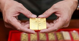 Giá vàng bật tăng mạnh ngày 28 Tết