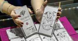 Giá bạc mỗi nơi một mức, vênh nhau 12 triệu đồng/kg