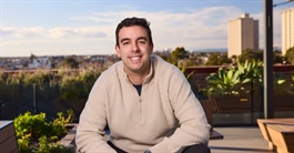 Bác sĩ bỏ nghề vì kiệt sức, cú xoay lái mang về nửa tỷ USD