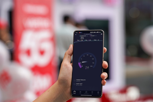 Tốc độ download mạng 5G thỉnh thoảng lên gần 900 Mbps. Ảnh: MINH HOÀNG