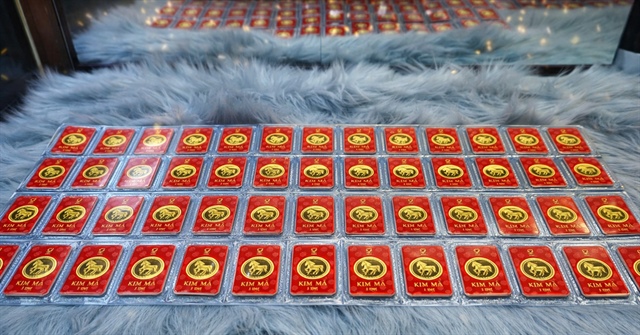 Giá vàng trong nước hiện đắt hơn giá vàng thế giới khoảng 20 triệu đồng mỗi lượng. Ảnh: T.L