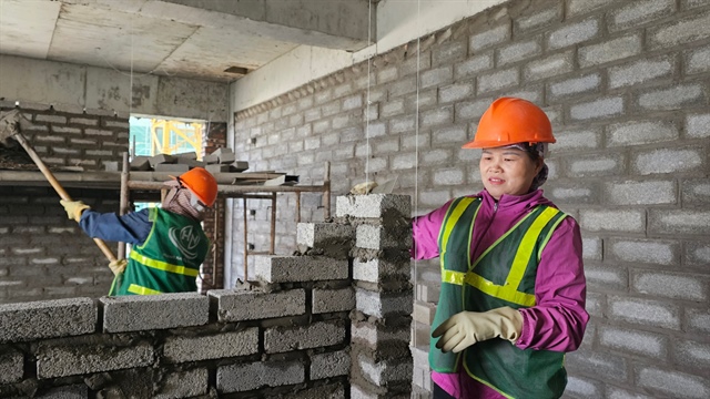 Nhiều đề xuất nâng ngưỡng thu nhập xác định người phụ thuộc. Ảnh minh họa: Phan Thiên.