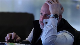 Dow Jones giảm gần 800 điểm 