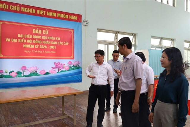 Ông Nguyễn Mạnh Cường khảo sát điểm đặt thùng phiếu tại phường, lưu ý phải bố trí hợp lý, thuận tiện cho cử tri. Ảnh: THANH THÙY