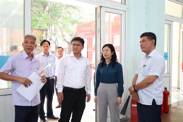 Ông Nguyễn Mạnh Cường kiểm tra điểm sẽ đặt thùng phiếu bên trong hội trường. Ảnh: THANH THÙY