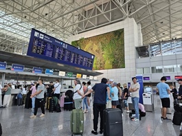 Giá vé máy bay đi châu Âu khan và lên cả trăm triệu, nhiều người “đứng ngồi không yên"