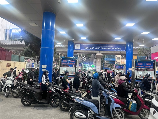 Người dân đổ xăng tại Hà Nội.