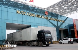 Quảng Ninh pilots weekend customs clearance at Móng Cái Int'l Border Gate