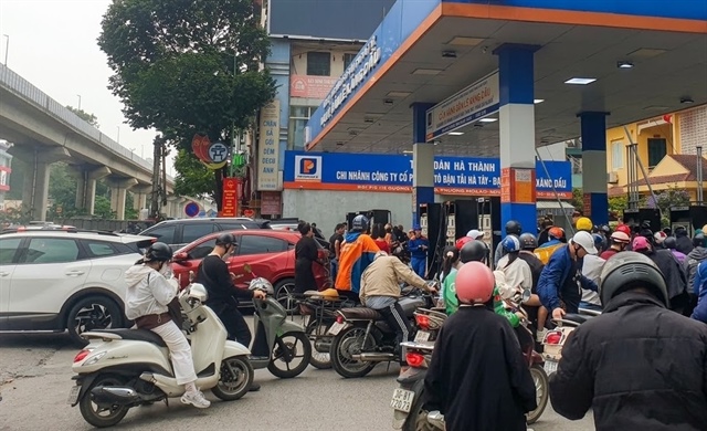 Người dân đổ xăng tại cây xăng ở Hà Nội. Ảnh: AH