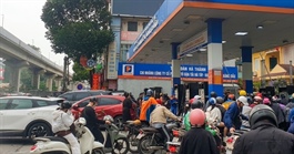 Xuất hiện tình trạng người dân vùng biên giới Campuchia, Lào sang Việt Nam mua xăng
