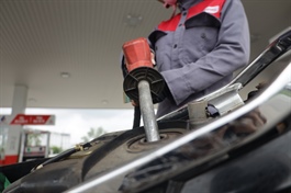 Sau tiếng "tạch" ở cây xăng