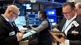 Phố Wall giảm nhẹ chờ tin về xung đột Iran