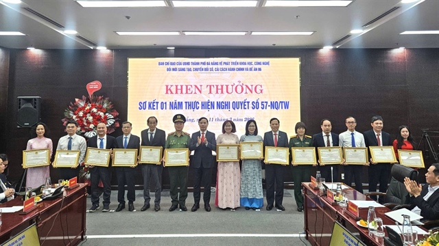 Chủ tịch UBND TP Đà Nẵng Phạm Đức Ấn tặng bằng khen cho các tập thể, cá nhân có thành tích xuất sắc. Ảnh: TẤN VIỆT