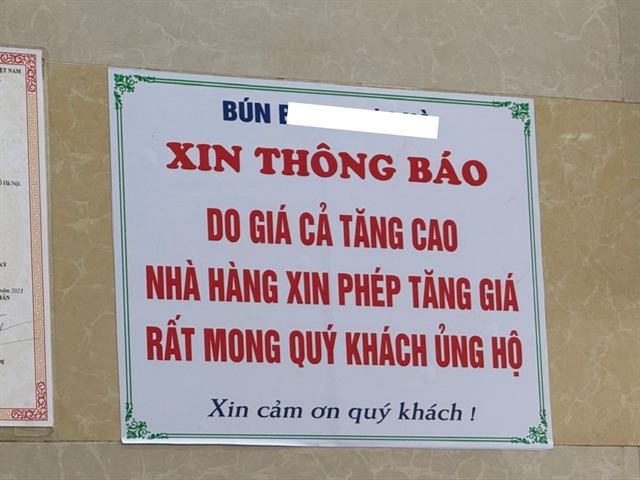Thông báo tăng giá của một cửa hàng ăn sáng tại Hà Nội.