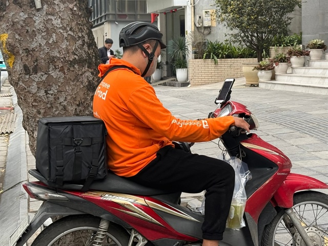 Giá xăng tăng, dịch vụ giao hàng chịu thêm sức ép chi phí.