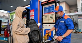 Giá xăng lại tăng vượt 29.000 đồng/lít, xả mạnh quỹ bình ổn