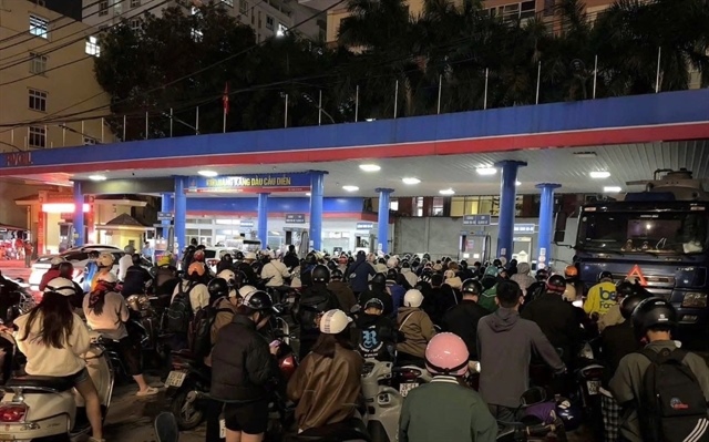 Hà Nội moves to curb fuel hoarding after rush at petrol stations