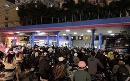 Hà Nội moves to curb fuel hoarding after rush at petrol stations