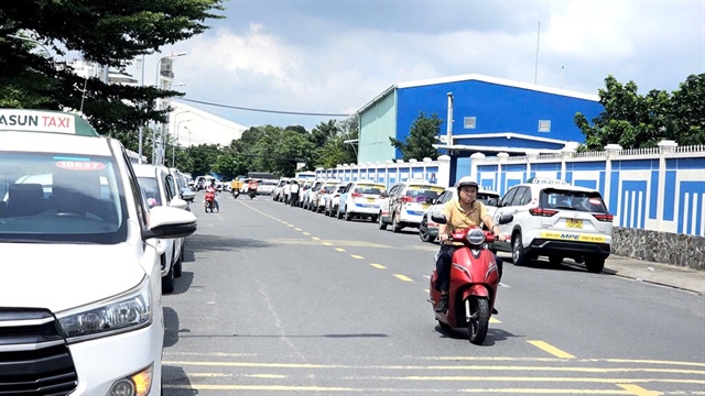 Ô tô bất chấp biển cấm đậu tràn lan khu vực quanh sân bay Tân Sơn Nhất. Ảnh: PHẠM HẢI