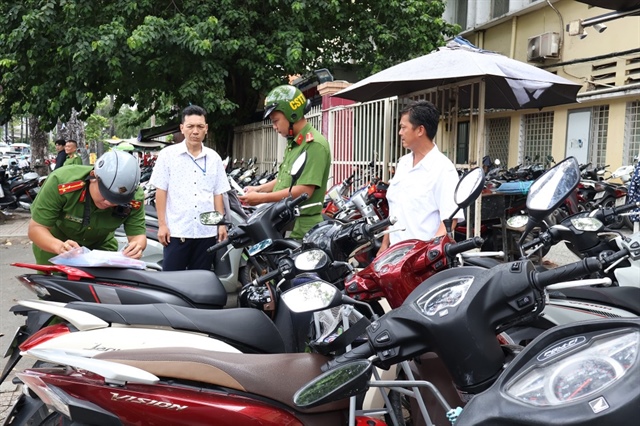 Lực lượng chức năng xử phạt vi phạm trật tự đô thị. Ảnh: TH