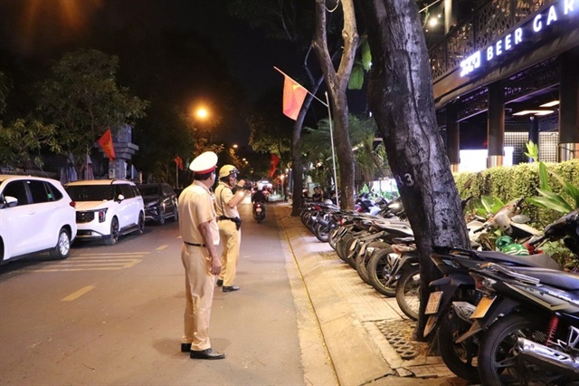 Đội CSGT Cát Lái sử dụng thiết bị ghi hình phạt nguội các phương tiện dừng, đỗ sai quy định trên lòng đường, vỉa hè khu vực phường Thủ Đức, làm căn cứ xử lý vi phạm, bảo đảm trật tự an toàn giao thông. Ảnh: PC08