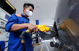 Giá xăng E5 giảm gần 450 đồng/lít