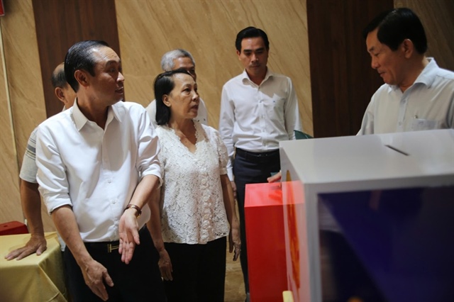 Ông Huỳnh Thanh Nhân, Phó Chủ tịch HĐND TP.HCM (bên trái), kiểm tra công tác chuẩn bị bầu cử tại điểm bỏ phiếu chung cư Opal, phường Dĩ An, sáng 13-3. Ảnh: PHẠM HẢI