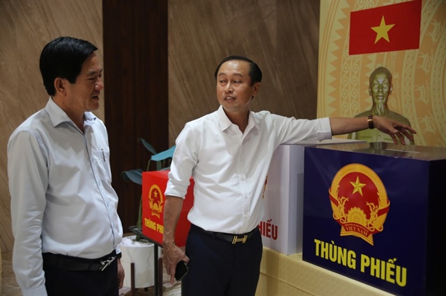 Đoàn kiểm tra số 8 của TP.HCM khảo sát khu vực bố trí thùng phiếu và niêm yết danh sách cử tri tại điểm bỏ phiếu chung cư Opal, phường Dĩ An. Ảnh: PHẠM HẢI