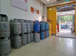 Quán ăn chật vật giữ giá