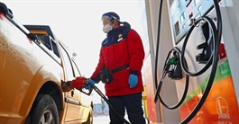 Các nước ứng phó giá xăng dầu tăng: Nửa công chức làm việc tại nhà, cho nghỉ học sớm