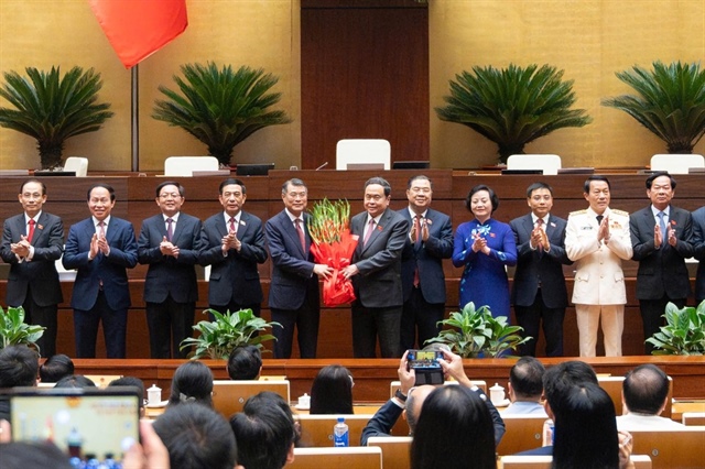 Chủ tịch Quốc hội Trần Thanh Mẫn chúc mừng Thủ tướng, Phó Thủ tướng Chính phủ, Bộ trưởng và thành viên khác của Chính phủ nhiệm kỳ 2026-2031. Ảnh: QH