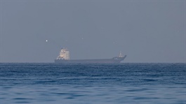 Vì sao lưu lượng tàu qua eo Hormuz khó phục hồi nhanh dù có lệnh ngừng bắn?