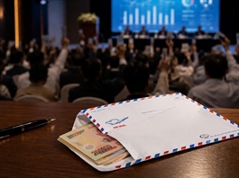 Chuyện chiếc phong bì tại ĐHĐCĐ: Từ quà tri ân, chiến lược đầu tư, đến sự phát triển của thị trường