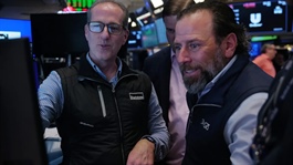 Chứng khoán Mỹ nối dài đà leo dốc, Dow Jones tăng gần 300 điểm