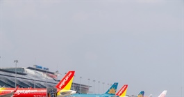 Nhiên liệu bay ổn định trở lại, tính toán thận trọng việc tăng trần vé máy bay