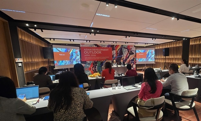 Việt Nam's growth to moderate as external risks intensify: ADB