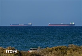 Ba siêu tàu chở dầu của Trung Quốc và Hy Lạp đi qua eo biển Hormuz