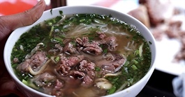 Giá xăng dầu lao dốc 30%, hàng quán vẫn 'án binh bất động'