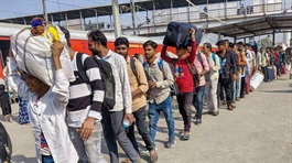 Hàng trăm ngàn công nhân rời bỏ nhà máy, sản xuất ô tô và dệt may Ấn Độ bị đình trệ