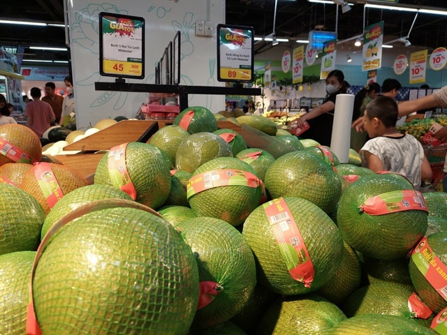 Việt Nam thuộc nhóm các quốc gia có quy mô sản xuất bưởi lớn trên thế giới, với nhiều vùng sản xuất tập trung, quy mô lớn. Trong ảnh, bưởi được bán tại siêu thị trong nước. Ảnh: AH