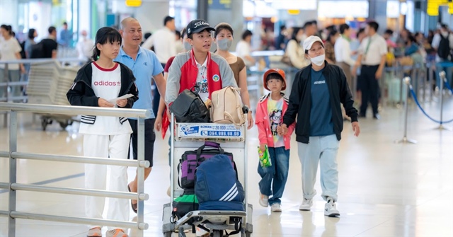 Giá vé máy bay dịp 30-4 chạm trần: Du lịch bằng máy bay dần trở nên xa xỉ ?