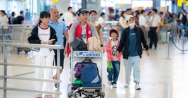 Giá vé máy bay dịp 30-4 chạm trần: Du lịch bằng máy bay dần trở nên xa xỉ ?