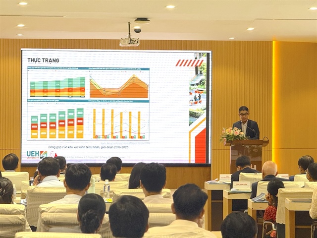 Tiến sĩ Nguyễn Kim Đức, Phó trưởng khoa phụ trách Khoa Kinh tế - UEH trình bày tham luận. Ảnh: QH