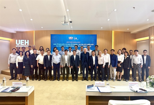 Lãnh đạo UBND TP.HCM chụp hình với các chuyên gia, nhà khoa học và doanh nghiệp tại hội thảo. Ảnh: QH