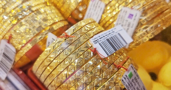 Sáng 17-4, giá vàng trong nước tiếp tục giảm, người mua lỗ nặng