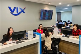 Lợi nhuận thấp nhất 5 quý, VIX nói do thị trường chứng khoán giảm